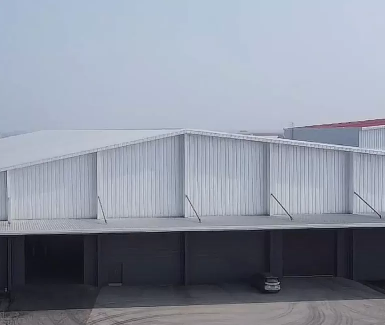 Tòa nhà nhà máy cửa hàng giống như một phòng triển lãm được xây dựng bởi Nhà ảo thuật kỹ thuật